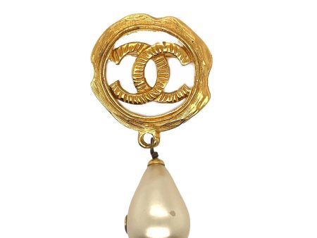 CHANEL - Vintage 94A CC Logo Circle   Pearl Drop Textured - Gold Brooch Hot on Sale