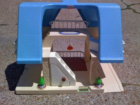 Little Tikes Blue Roof Doll House with some accessories For Sale